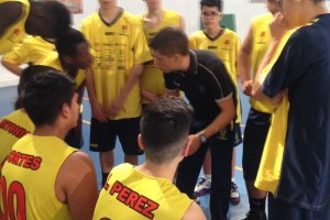 El técnico mojonero dando instrucciones.