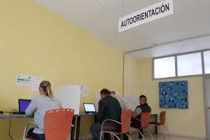 Unidad de auto-orientación abierta en Adra.