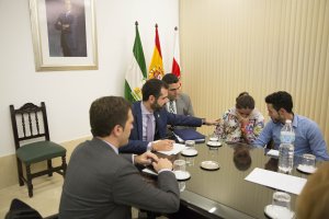 El alcalde consuela a una de las mujeres realojadas de El Patio en una reunión con los afectados.