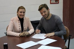 Marco Motta firmando su contrato con el Almería.