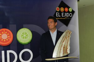 Víctor Fernández durante el anuncio de su reconocimiento como embajador.