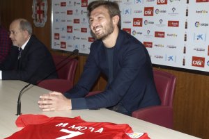 Sonriente el italiano Marco Motta.