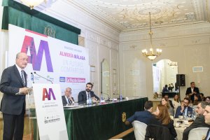 El alcalde de Málaga, Francisco de la Torre, se dirige al público congregado en el Círculo Mercantil.