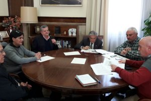 Reunión de alcaldes y miembros de la Asociación en la que entregaron el nuevo informe al subdelegado.
