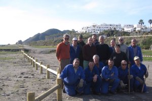 Técnicos, operarios y autoridades en Playa Macenas.