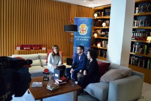 Alberto Cerezuela, director de Círculo Rojo, junto a Ana M. Labella y Mar Peláez.