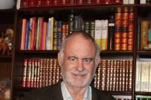 Enrique Martínez-Salanova con un ejemplar de su libro.