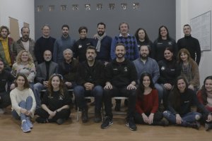Alumnos de los cursos de guion y dirección y de interpretación con sus profesores (en el centro), el director Kurro González y el actor y productor F