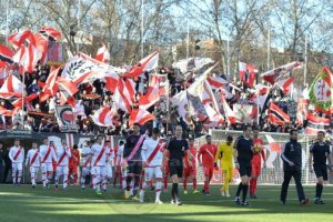 Los jugadores saltando al césped de Vallecas.