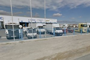 Instalación con numerosos camiones dentro del término municipal de Albox.