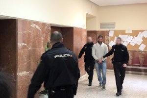 El acusado Donasu P. accede a la sala de vistas escoltado por agentes de la Policía Nacional