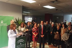 Pilar Espejo durante la visita de Susana Díaz al Hospital de Poniente.