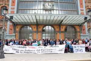 Concentración ante la antigua estación de tren.
