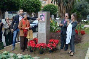 Descubrimiento del monolito dedicado al cantautor y poeta Paco Urrutia.