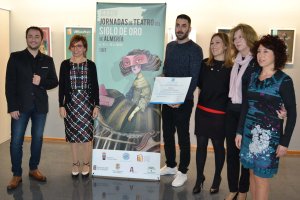 Organizadores, Arqueros y Lorente, junto al cartel de las Jornadas.