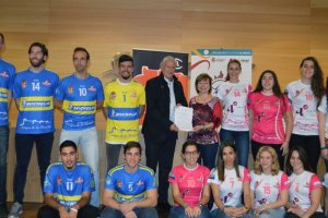 Los mayores del Mintonette posaron tras el acto.