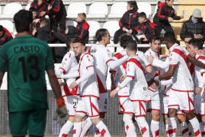 El Rayo celebra y Casto mira.