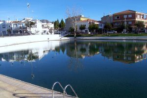 La fuente de Cela está ubicada entre los municipios de Tíjola y Lúcar y a su alrededor hay numerosos cultivos.