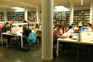 Estudiantes en las instalaciones de la Biblioteca.