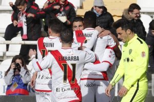 El Rayo celebra y Ximo, hundido.