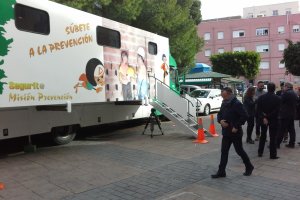 Técnicos de Educación y de Innovación ante el bus de la prevención.