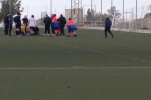 Momento en el que el jugador del Almería cadete es atendido sobre el terreno de juego.