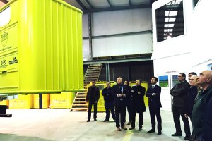 Responsables del Consorcio de Residuos del Poniente observan los contenedores que ha instalado ya FCC.