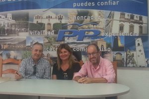 Los responsables del PP de Dalías con la parlamentaria andaluza Rosalía Espinosa.