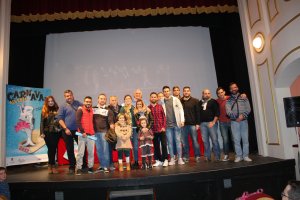 La concejala Ana Martínez Labella, Nicolás Castillo y los grupos participantes en el Concurso de Carnaval de Almería.