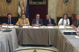 Manuel Niño en una reunión con la Mesa del Ferrocarril en Almería.