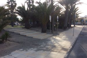 Imágenes de parques con barreras arquitectónicas y falta de papeleras y mobiliario infantil.