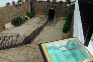 La Fuente de Alcaudique, en Berja, seca, una imagen icónica de la sequía que ha convertido el agua en objeto de culto en este municipio.