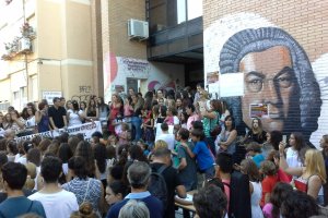 Alumnos, padres y docentes en una manifestación a favor de un nuevo conservatorio.
