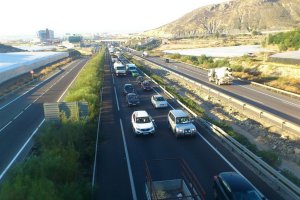 Vehículos circulando en la autovía.