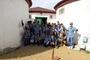Scouts de Albox en la puerta de su sede.