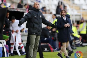 Fernando Soriano en el banquillo de Vallecas.