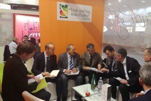 Los representantes de Hortyespaña, Interfel y Ortofrutta, reunidos en el pabellón francés.