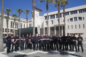 Bomberos del Poniente concentrados a las puertas del ayuntamiento de El Ejido el verano pasado.