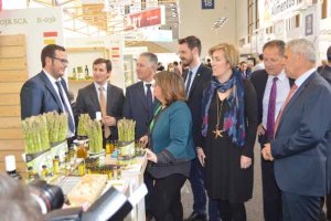 Visita institucional en el stand de las cooperativas granadinas