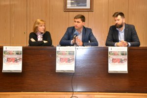 José Juan Rodríguez, en el centro, presentando el nuevo curso.