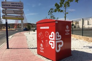 Contenedor de Cáritas en Albox distinguible por su color rojo.