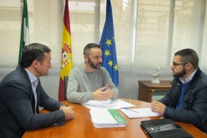 El delegado territorial  de Economía, Innovación, Ciencia y Empleo, junto al  representante de Triturados Macael S. L. y el jefe del Servicio de Indu