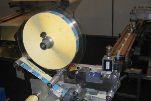 La máquina M-80 de Krebeck para dobles rótulos para envases de frutas y hortalizas.