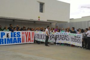 Concentración a las puertas del colegio de Almerimar, que será uno de los que reciban dinero este curso.
