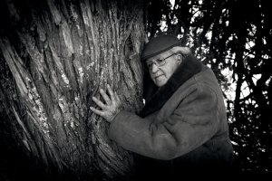 Julio Alfredo Egea abraza a su sabina, en el campo de Los Vélez.