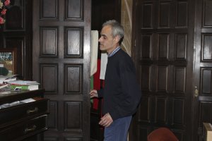 Felipe  es el sacristán de la iglesia de San Pedro. Su mundo está entre bastidores, preparando las misas diarias, vistiendo al sacerdote.