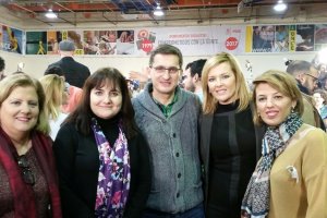 En el centro, José Luis Sánchez Teruel, junto a Paqui Pérez, Isabel Arévalo, Teresa Piqueras y Sonia Ferrer.