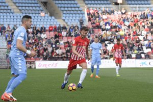 Marco Motta en la banda derecha.