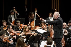 El concierto de la OCAL con Michael Thomas, como director, e Isabel Villanueva con su viola deleitó al público.