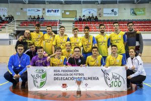 Los campeones con la pancarta de la Federación.
